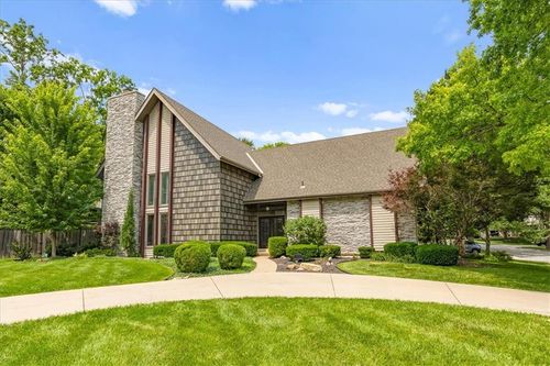 8800 Rosewood Dr, Prairie Village, KS, 66207-2226 | Card Image