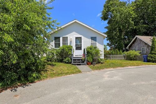 8 Woodland Cir, Wareham, MA, 02571-2028 | Card Image