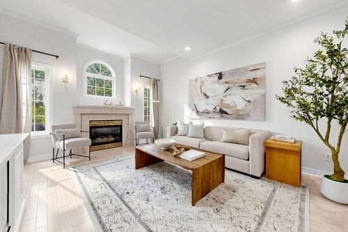 338 Mcbride Cres, Newmarket, ON, L3X2W3 | Card Image