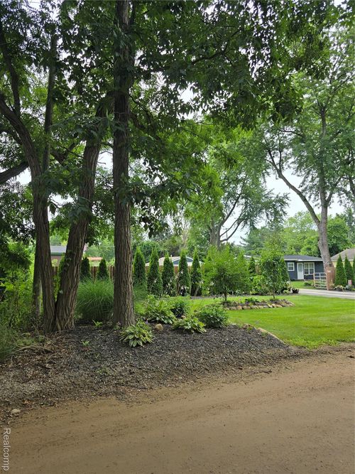 9301 Big Lake Rd, Clarkston, MI, 48346-1053 | Card Image