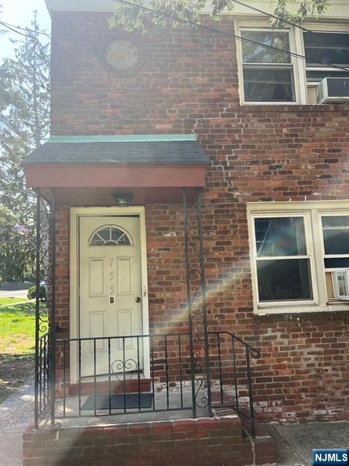 755 Broad Ave, Ridgefield, NJ, 07657-1647 | Card Image