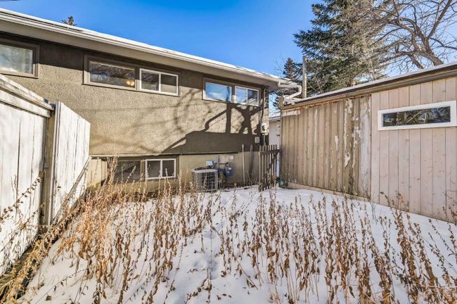 303 38 Street Sw, Home with 3 bedrooms, 2 bathrooms and 3 parking in Calgary AB | Image 25