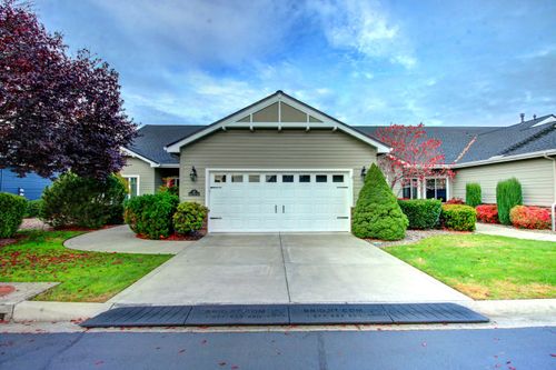 33 Broken Stone Way, Eagle Point, OR, 97524-6628 | Card Image