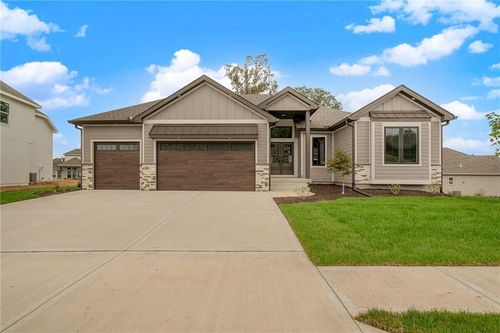 13686 Lookout Cir, Parkville, MO, 64152-5514 | Card Image