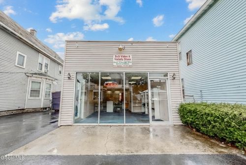 1564 Becker St, Schenectady, NY, 12304-1136 | Card Image