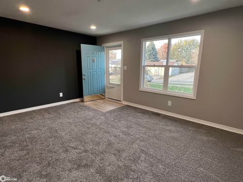 2105 S 5th Ave E, Newton, IA, 50208-5117 | Card Image