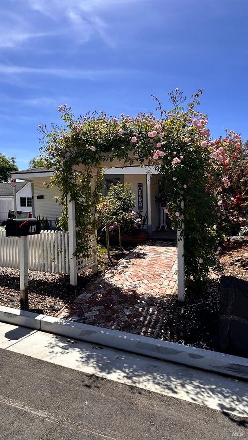 407 Pine St, Capitola, CA, 95010-2201 | Card Image