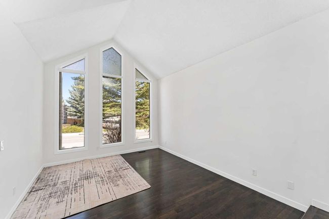 919 Shawnee Dr Sw, House other with 5 bedrooms, 4 bathrooms and 4 parking in Calgary AB | Image 5