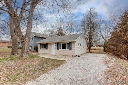 9618 Holy Cross Rd, Fairview Heights, IL, 62208-1606 | Card Image