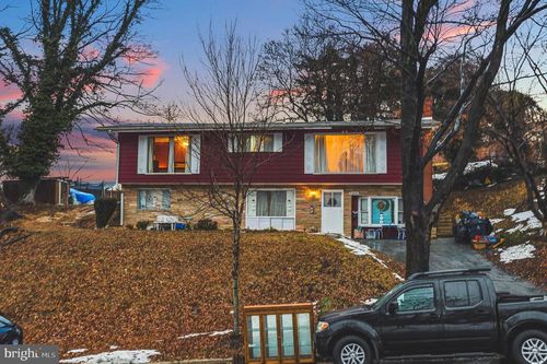 2300 Fairlawn St, TEMPLE HILLS, MD, 20748-3016 | Card Image