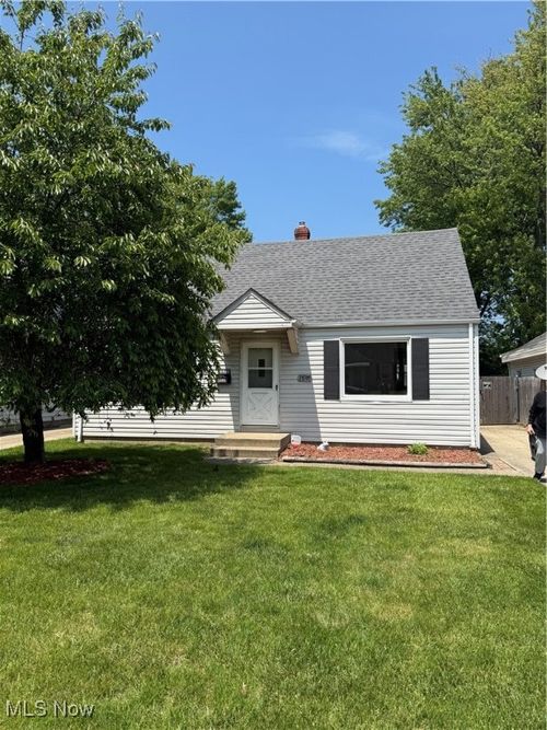 25771 Briardale Ave, Euclid, OH, 44132-2261 | Card Image