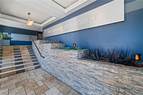 apt-70-1940 N Highland Ave, Los Angeles, CA, 90068-3295 | Card Image
