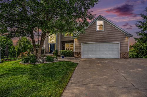 911 Fairwood Ct, Jenison, MI, 49428-8411 | Card Image