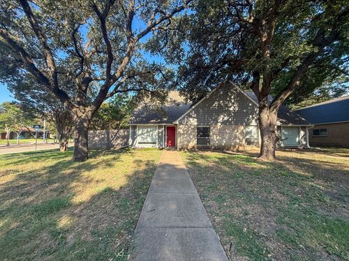 614 Towne House Ln, Richardson, TX, 75081-3530 | Card Image