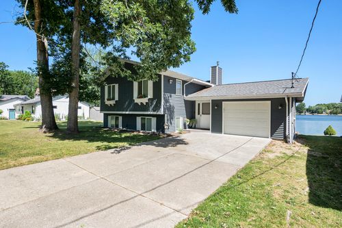 10520 Maple Xing, Stanwood, MI, 49346-8768 | Card Image