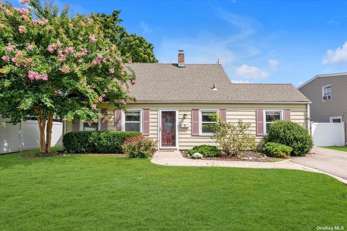 Anvil Ln, Levittown, NY 11756