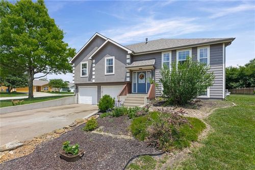 1303 S Bury St, Tonganoxie, KS, 66086-9209 | Card Image