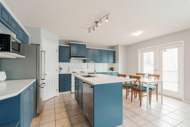 145 Douglas Glen Manor Se, Home with 3 bedrooms, 3 bathrooms and 4 parking in Calgary AB | Image 10