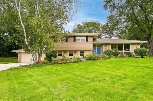 11938 N Ridgeway Avenue, Mequon, WI, 53097 | Card Image