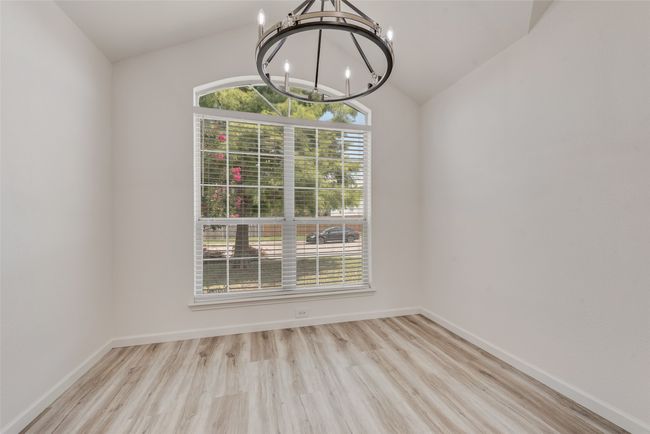 Eat-in dining area in kitchen | Image 15
