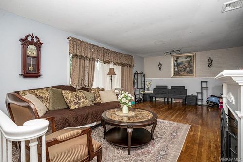 42 Hendrickson Ave, Hempstead, NY, 11550-4526 | Card Image