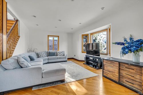 6954 180th St, Fresh Meadows, NY, 11365-3530 | Card Image