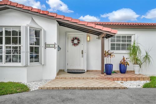 2211 Sw 98th Pl, Miami, FL, 33165-7524 | Card Image