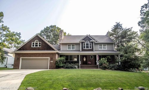 8308 Peninsular Dr, Fenton, MI, 48430-9124 | Card Image