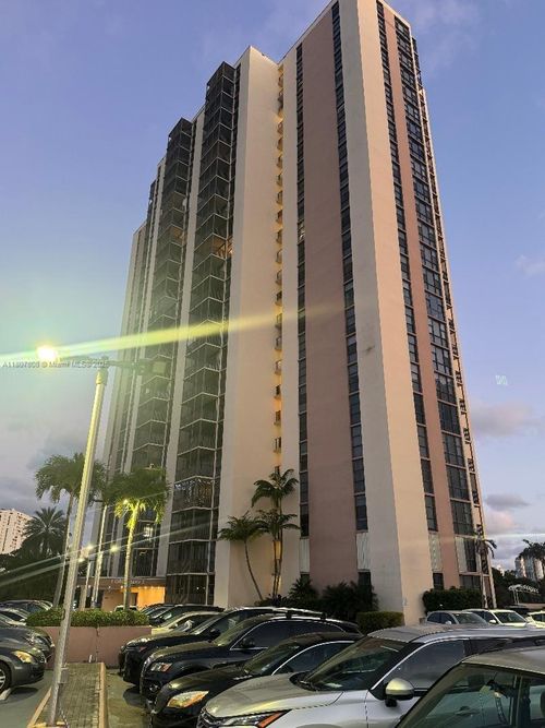 apt-1937-20379 W Country Club Dr, Aventura, FL, 33180-1664 | Card Image
