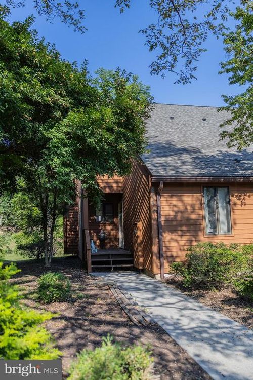 204 Tecumseh Trl, HEDGESVILLE, WV, 25427-3858 | Card Image