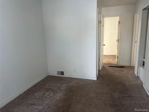 95 W Beverly Ave, Pontiac, MI, 48340-2619 | Card Image