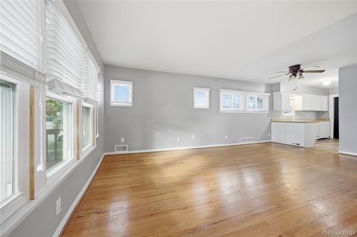 214 Woodsboro Dr, Royal Oak, MI, 48067-1390 | Card Image