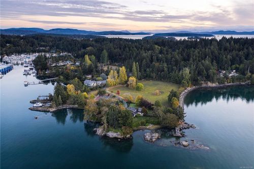10814 Beach Rd, North Saanich, BC, V8L5H6 | Card Image