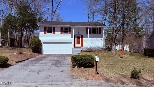 8 Orenda Spring Dr, Saratoga Springs, NY, 12866-8817 | Card Image
