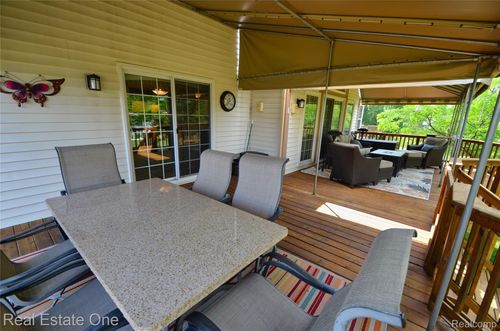 2092 W View Ct, Lake Orion, MI, 48360-2286 | Card Image