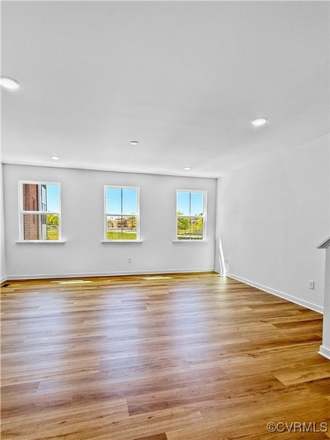 Unfurnished room featuring baseboards, wood finished floors, and recessed lighting | Image 9