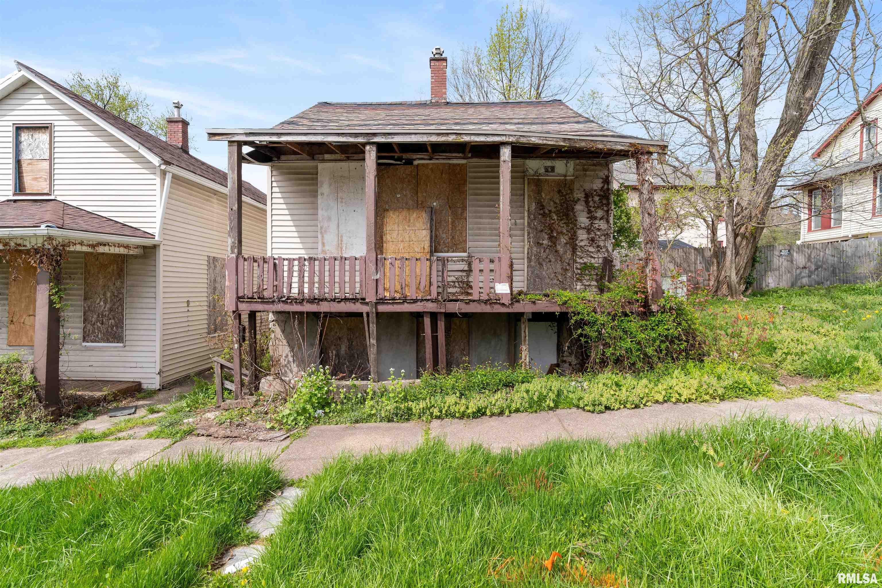 Gaines St, Davenport, IA 52802