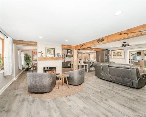 45 Croft Ln, Smithtown, NY, 11787-4109 | Card Image