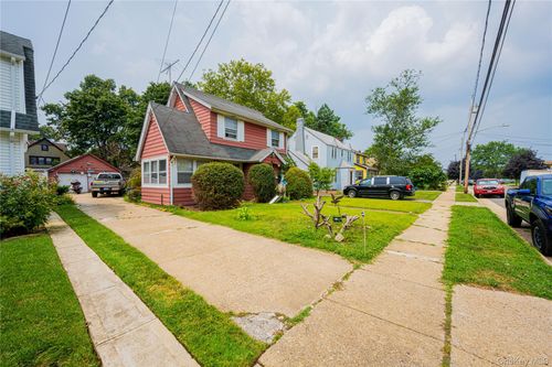 122 Parsons Dr, Hempstead, NY, 11550-4714 | Card Image