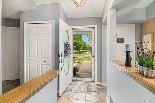 7374 Cross Creek Dr, Swartz Creek, MI, 48473-1714 | Card Image