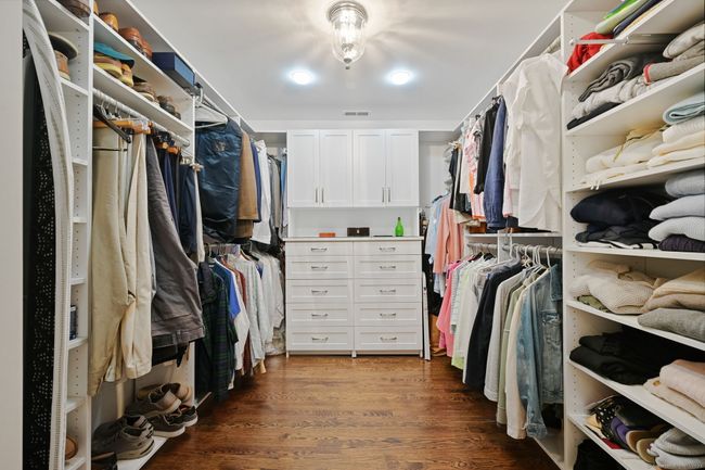 Plenty of room in this walk-in closet/dressing room | Image 16