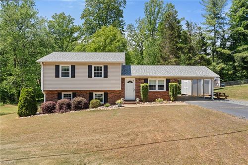 606 Merriweather Dr, King, NC, 27021-9737 | Card Image