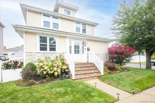 119 Ocean Ave, Bellmore, NY, 11710-3824 | Card Image