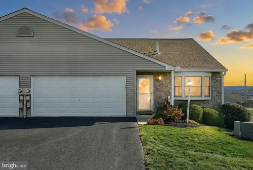 33-2407 Pin Oak Dr, YORK, PA, 17406-7562 | Card Image