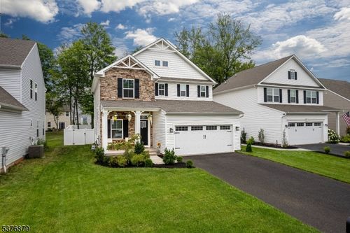 39 Oakwood Blvd, Hampton, NJ, 08827-4152 | Card Image