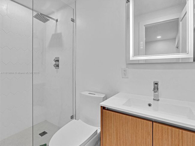 101 - 11900 N Bayshore Dr, Condo with 2 bedrooms, 2 bathrooms and null parking in North Miami FL | Image 13