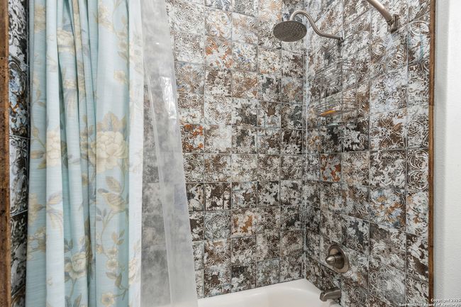 381 Camino Primero, House other with 3 bedrooms, 2 bathrooms and null parking in Leakey TX | Image 25