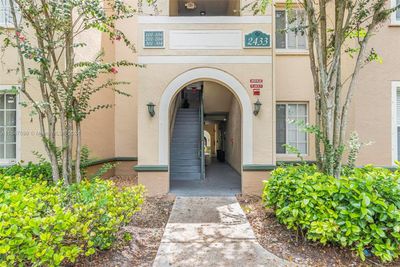 102 - 2433 Centergate Dr, Condo with 3 bedrooms, 2 bathrooms and null parking in Miramar FL | Image 1