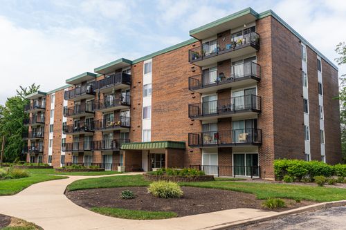 apt-w303-5S040 Pebblewood Ln, Naperville, IL, 60563-9094 | Card Image
