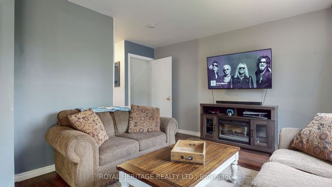 621 Cobblehill Dr, House attached with 4 bedrooms, 3 bathrooms and 3 parking in Oshawa ON | Image 6